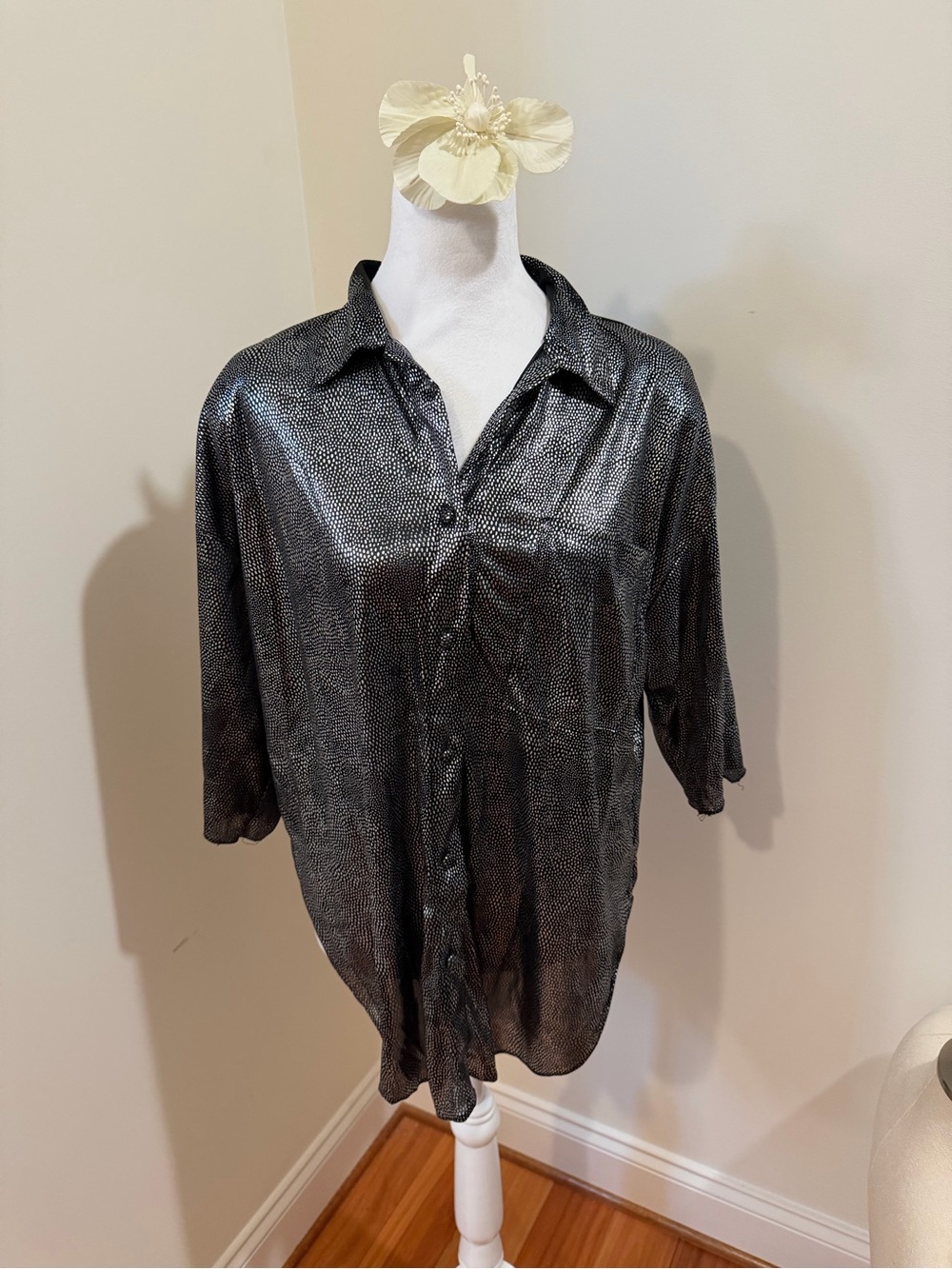 VTG 80s Women’s Black and Silver Metallic Button-Up Shirt